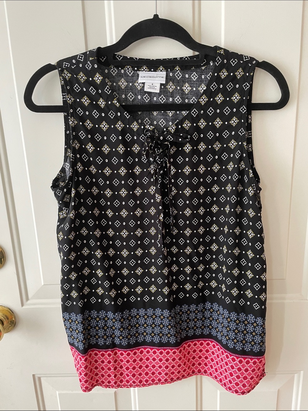 Liz Claiborne Black Sleeveless Printed Tie-Neck Blouse with Blue and Red Hem